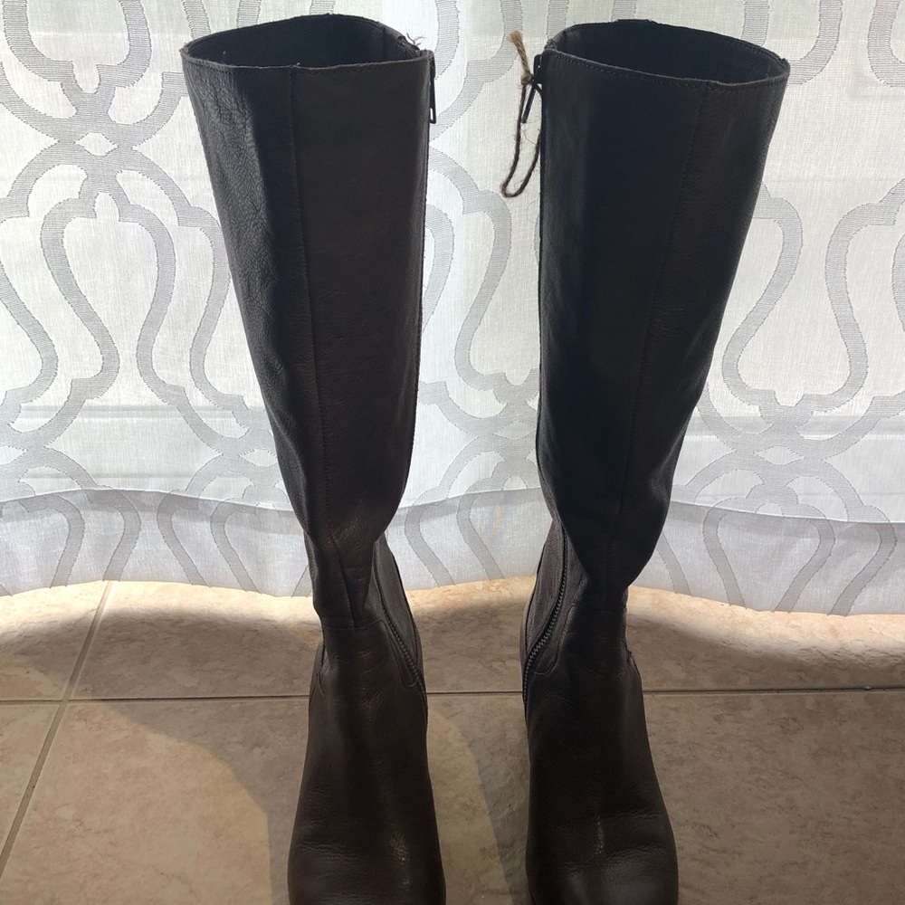 Brown Born Boots- Size eight never worn before 👢